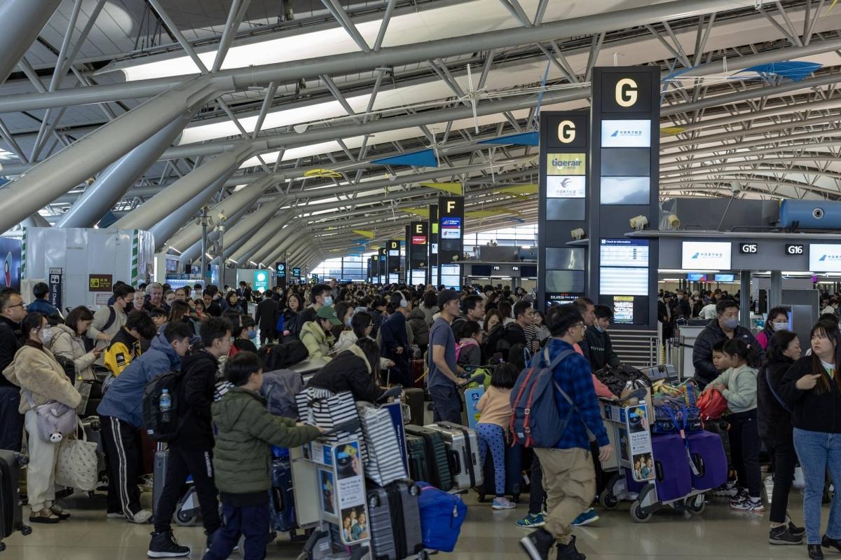Japan tourism surges as yen weakens